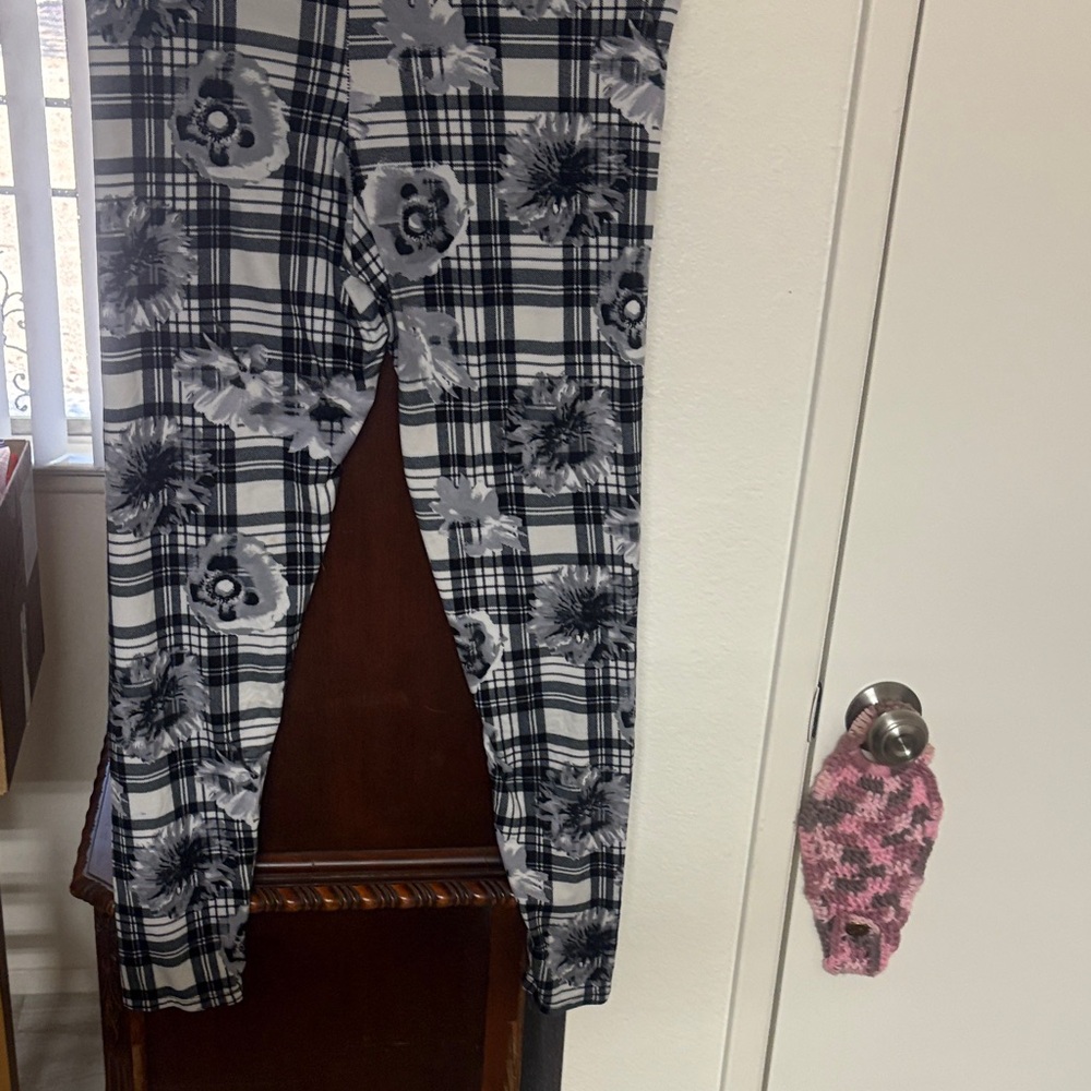 Almost Famous Black and White Floral Leggings